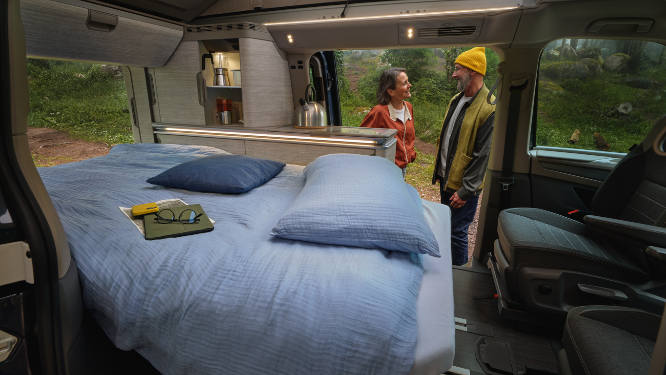 Interiér vozu Volkswagen California, detail na kuchyň a spací prostor Interiér vozu Volkswagen California, detail na kuchyň a spací prostor