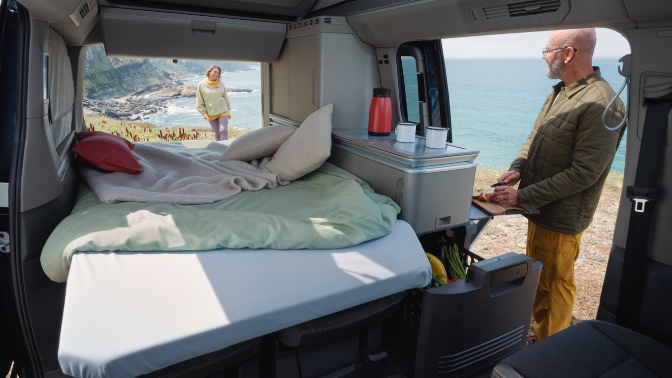 Interiér vozu Volkswagen California, detail na kuchyň a spací prostor Interiér vozu Volkswagen California, detail na kuchyň a spací prostor